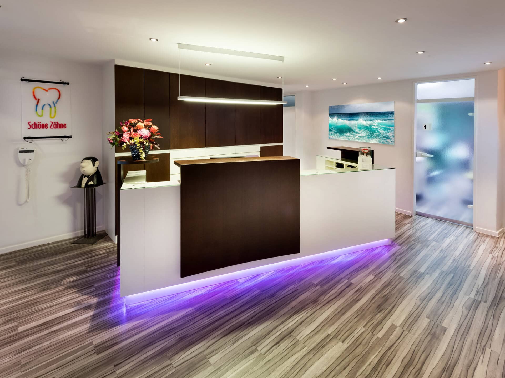 Zahnarztpraxis-Rezeption mit dunklem Holz und moderner Beleuchtung, Empfangstheke mit LED-Beleuchtung, Praxisr.